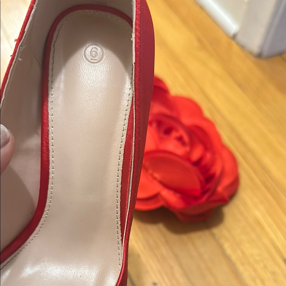 Red Satin Heels with Rhinestone Bow Size 6 and Red Rose Purse - Picture 6 of 9